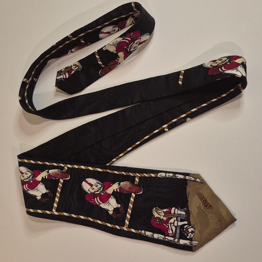 MAD MAGAZINE ALFRED E. NEUMAN Vintage 1992 Football Theme Novelty Tie